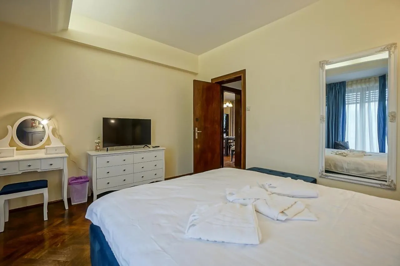 Lovely - 3 Bdr. Serviced Apartment In Old Town Bucarest