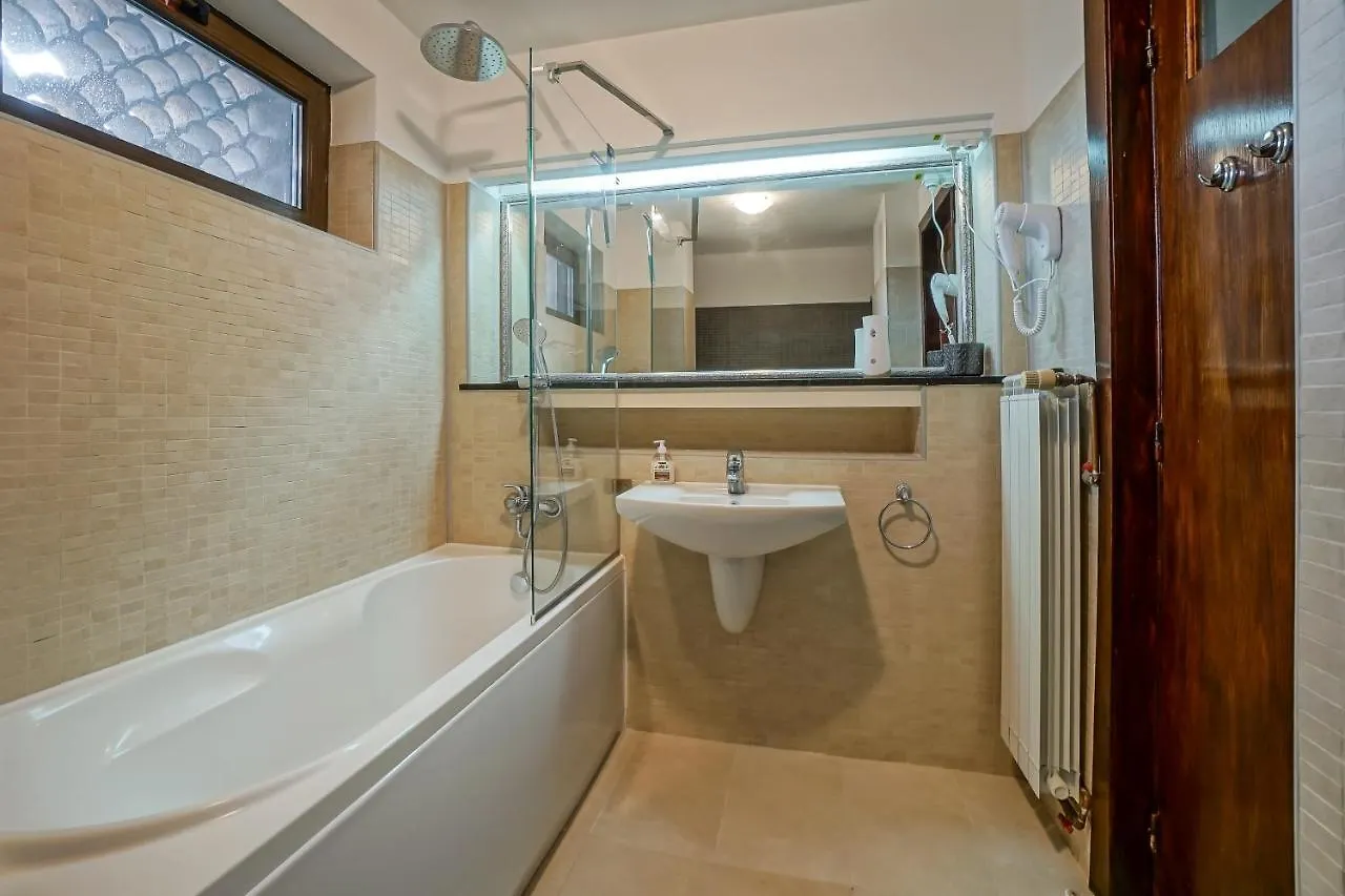 Lovely - 3 Bdr. Serviced Apartment In Old Town Bucureşti