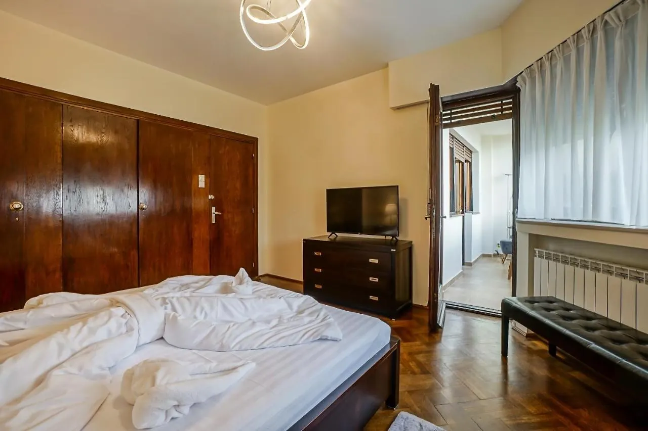 Lovely - 3 Bdr. Serviced Apartment In Old Town Bucureşti