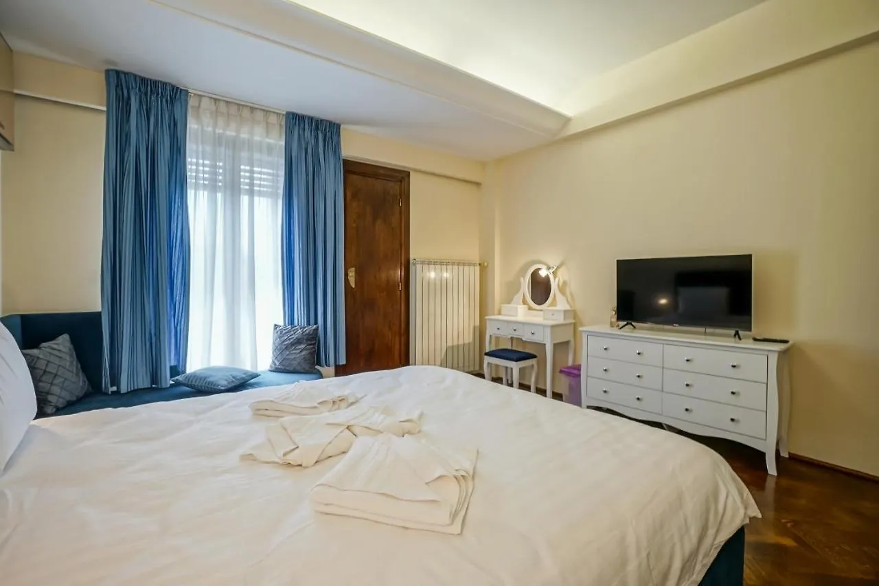 Lovely - 3 Bdr. Serviced Apartment In Old Town Bucureşti România