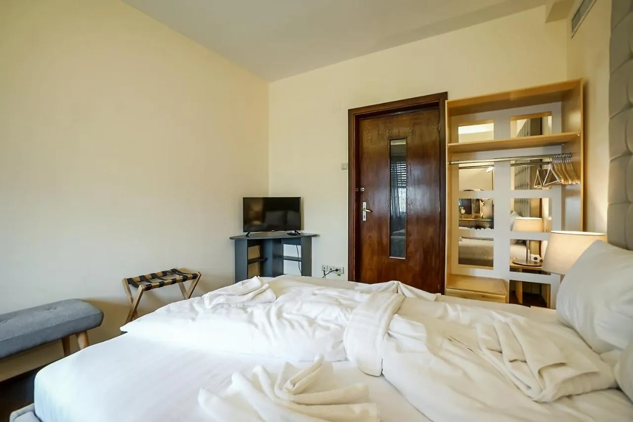 Lovely - 3 Bdr. Serviced Apartment In Old Town Bucureşti